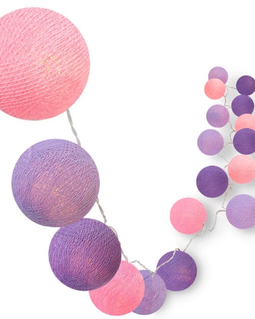 Handgearbeitete LED Lichterkette mit Kugeln aus Baumwolle. Cotton Ball Lights in Rosa und Violett.