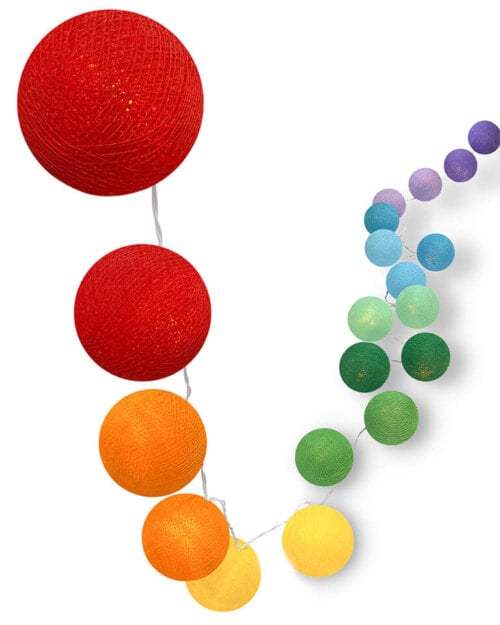 Handgearbeitete LED Lichterkette mit Kugeln aus Baumwolle. Cotton Ball Lights in den Farben des Regenbogens.