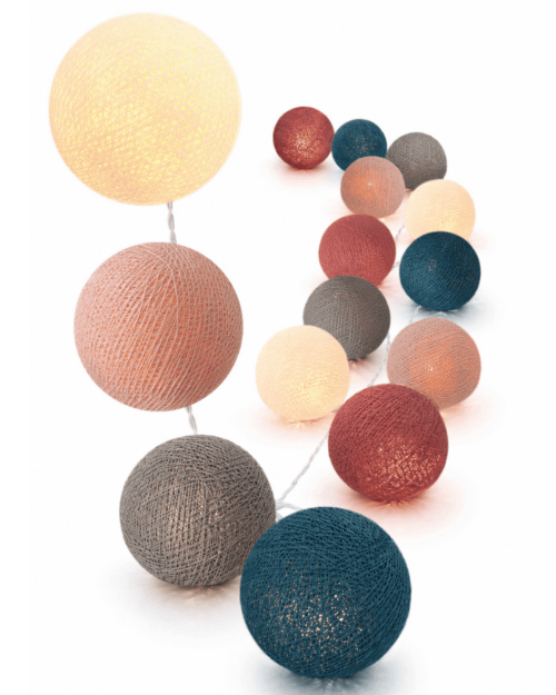 LED Lichterkette mit handgearbeiteten Kugeln aus Baumwolle in den Farben Creme, Nude, dunkel Grau, dunkel Blau und Old Rose. Ideal als Dekoration in Schlafzimmer, Wohnzimmer und Kinderzimmer - mit warmweißem Licht, inklusive USB-Stecker und Netzteil für die Steckdose.