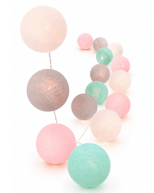 Bunte LED Dekolichterkette mit Baumwollkugeln in Weiß, Grau, Rosa und Mint – warmweißes Licht, USB-Anschluss, Schalter und Timer, ideal für Kinderzimmer, Babyzimmer oder als fröhliche Mädchenzimmer-Deko