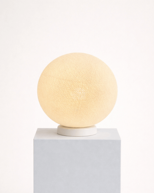 Cremefarbene Kugellampe mit LED – elegante Tischlampe für stimmungsvolle Abendbeleuchtung im Wohnzimmer