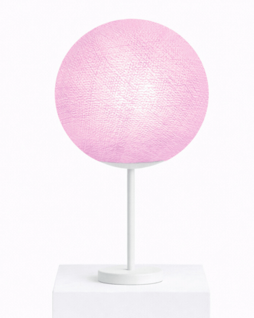 Kompakte LED Lampe mit handgewickelter Baumwollkugel in zartem Violett; warmweißes Licht für gemütliche Abendstunden im Kinder- und Jugendzimmer.