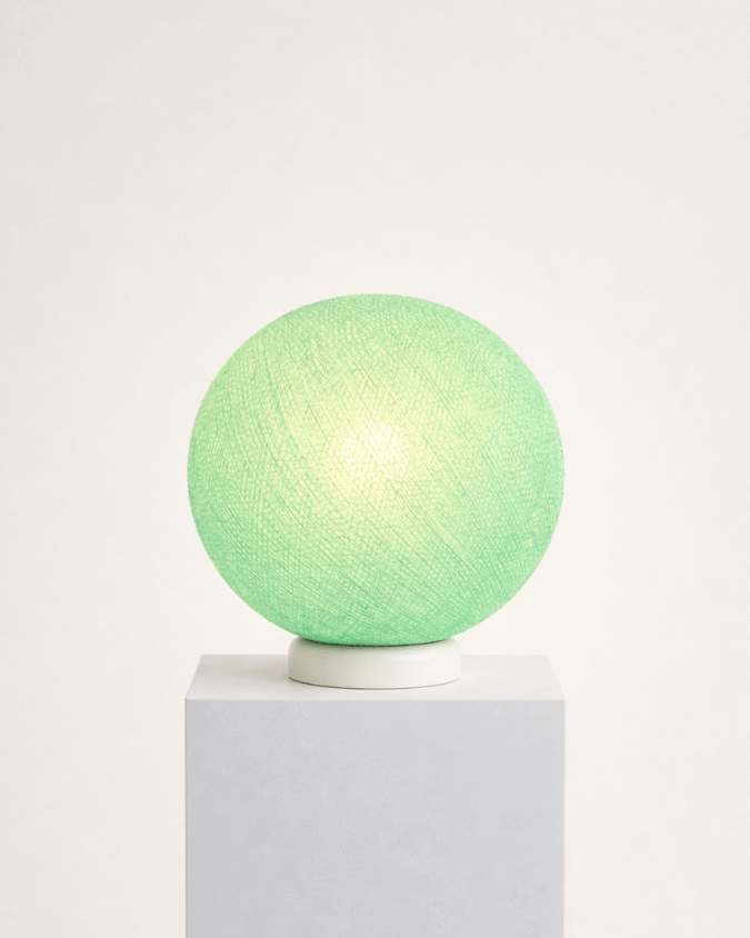 LED Lampe Leuchte Bodenlampe Bodenleuchte Mini Grün Kinderzimmer Wohnzimmer Schlafzimmer Jugendzimmer Mädchen Kugel Kugellampe Schalter Mintgrüne Tischlampe mit handgearbeiteter Baumwollkugel auf weißem Standfuß; sanftes, warmweißes LED-Nachtlicht auf dem Nachttisch im Kinderzimmer.