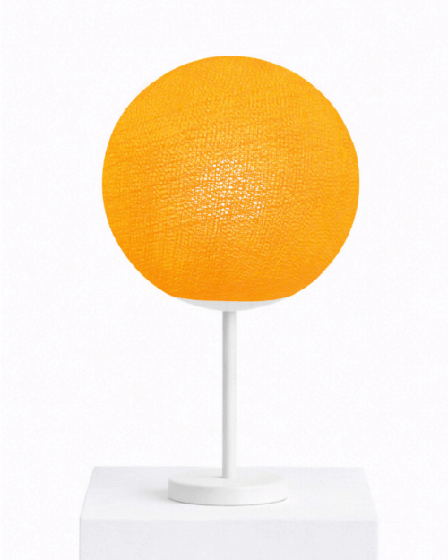 Orange Baumwollkugel-Tischleuchte mit LED auf weißem Sockel; weiches, warmes Licht sorgt für eine gemütliche Atmosphäre im Kinder- und Jugendzimmer.