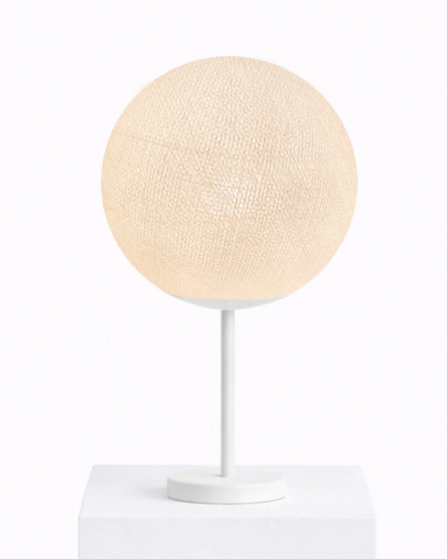 Elegante LED Tischleuchte in Weiß mit Baumwollkugel; sanfte Zusatzbeleuchtung für Sofa-Ecke oder Nachttisch, passend zu moderner Einrichtung.