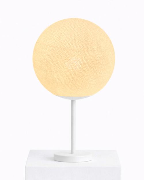 Elegante LED Tischleuchte in Creme mit Baumwollkugel; dezente Zusatzbeleuchtung fürs Wohnzimmer, passend zu Stehlampe/Stehleuchte und Nachttisch.