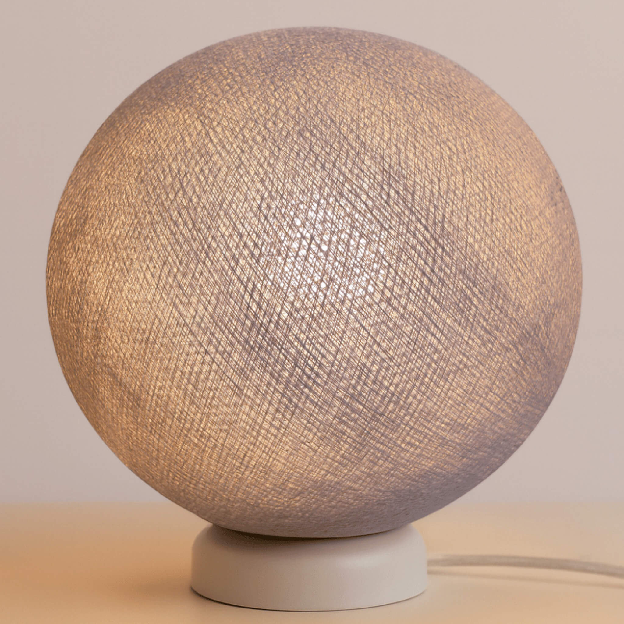 LED Lampe Leuchte Grau Tischlampe Kinderzimmer Babyzimmer Schlummerlicht Nachtlicht Mädchen Kopie-2 Graue LED Tischlampe – moderne Tischleuchte für gemütliche Abendbeleuchtung im Wohnzimmer.