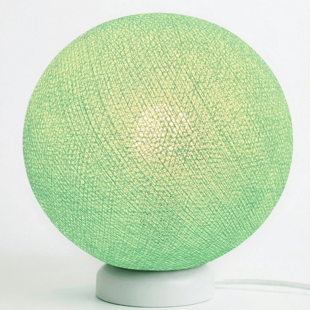 led-stehlampe-lampe-leuchte-stehleuchte-mini-grun-kugel-cotton-ball-wohnzimmer-schlafzimmer-weiss Mintgrüne Tischlampe mit handgearbeiteter Baumwollkugel auf weißem Standfuß; sanftes, warmweißes LED-Nachtlicht auf dem Nachttisch im Kinderzimmer.