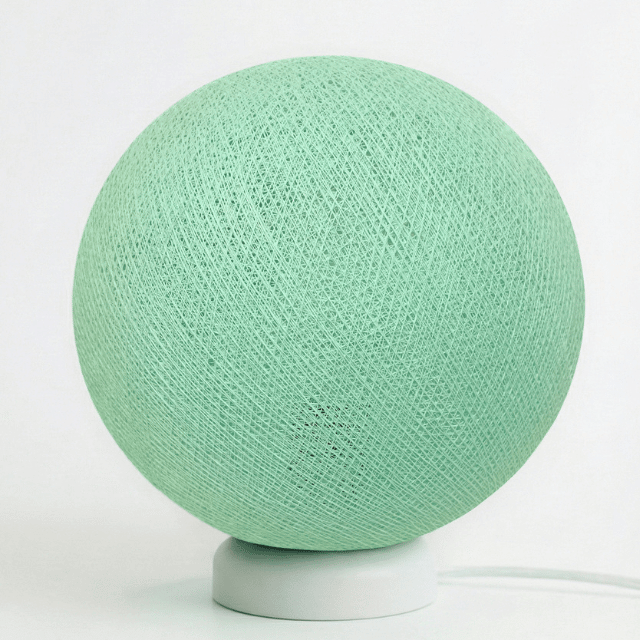 led-stehlampe-lampe-leuchte-stehleuchte-mint-grun-kugel-cotton-ball-wohnzimmer-schlafzimmer-weiss Mintgrüne Tischlampe mit handgearbeiteter Baumwollkugel auf weißem Standfuß; sanftes, warmweißes LED-Nachtlicht auf dem Nachttisch im Kinderzimmer.