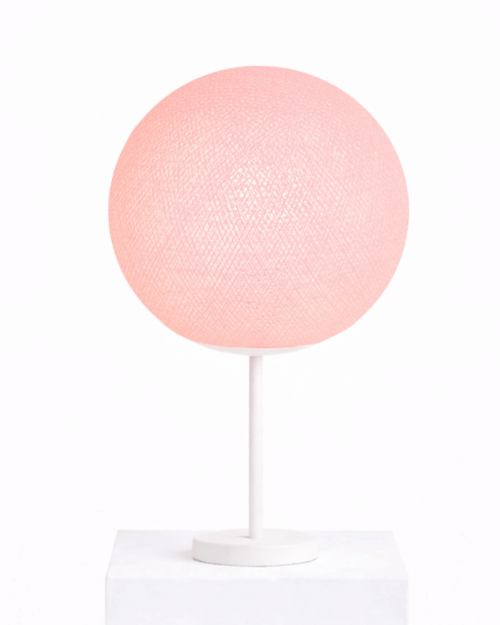 LED Tischlampe mit handgefertigter Baumwollkugel in Rosa auf weißem Standfuß; warmweißes LED-Licht sorgt für eine sanfte, gemütliche Stimmung im Kinderzimmer.